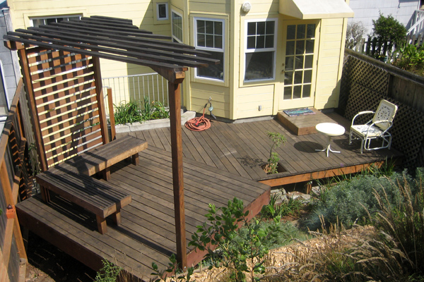 Deck with bench and pergola in San Francisco.
